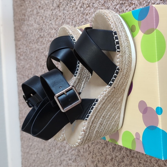 SODA Sandals  New - Picture 1 of 5